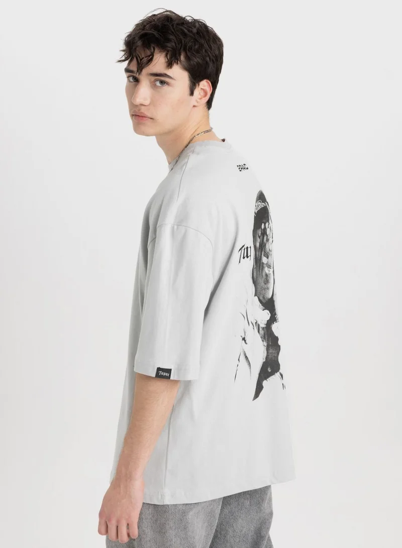 ديفاكتو تيشيرت بطبعة توباك شاكور بقصة واسعة وياقة دائرية مرخص